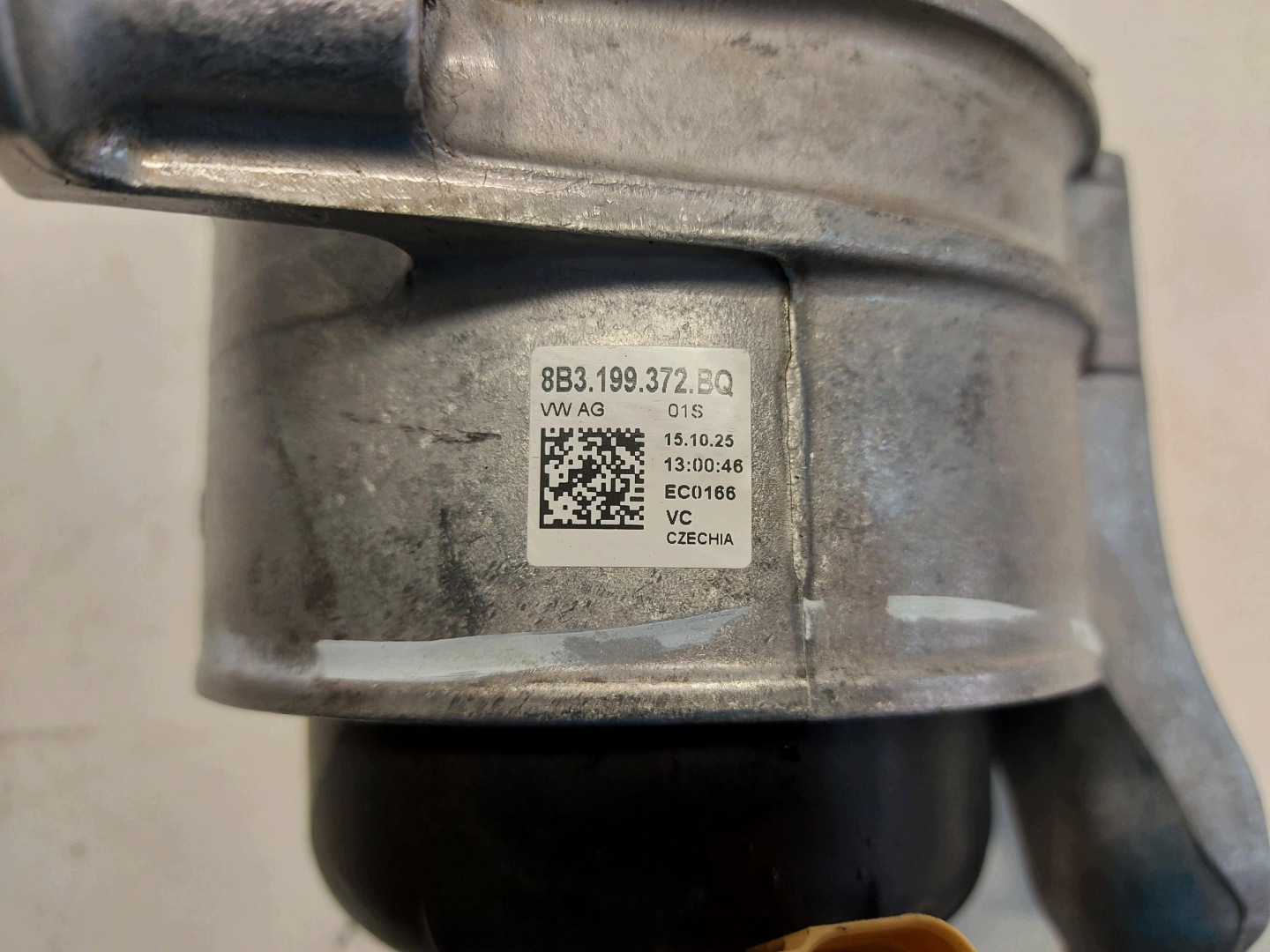 AUDI A5 8B3 B10 AVANT 2.0 TDI engine mount right 8B3199372BQ