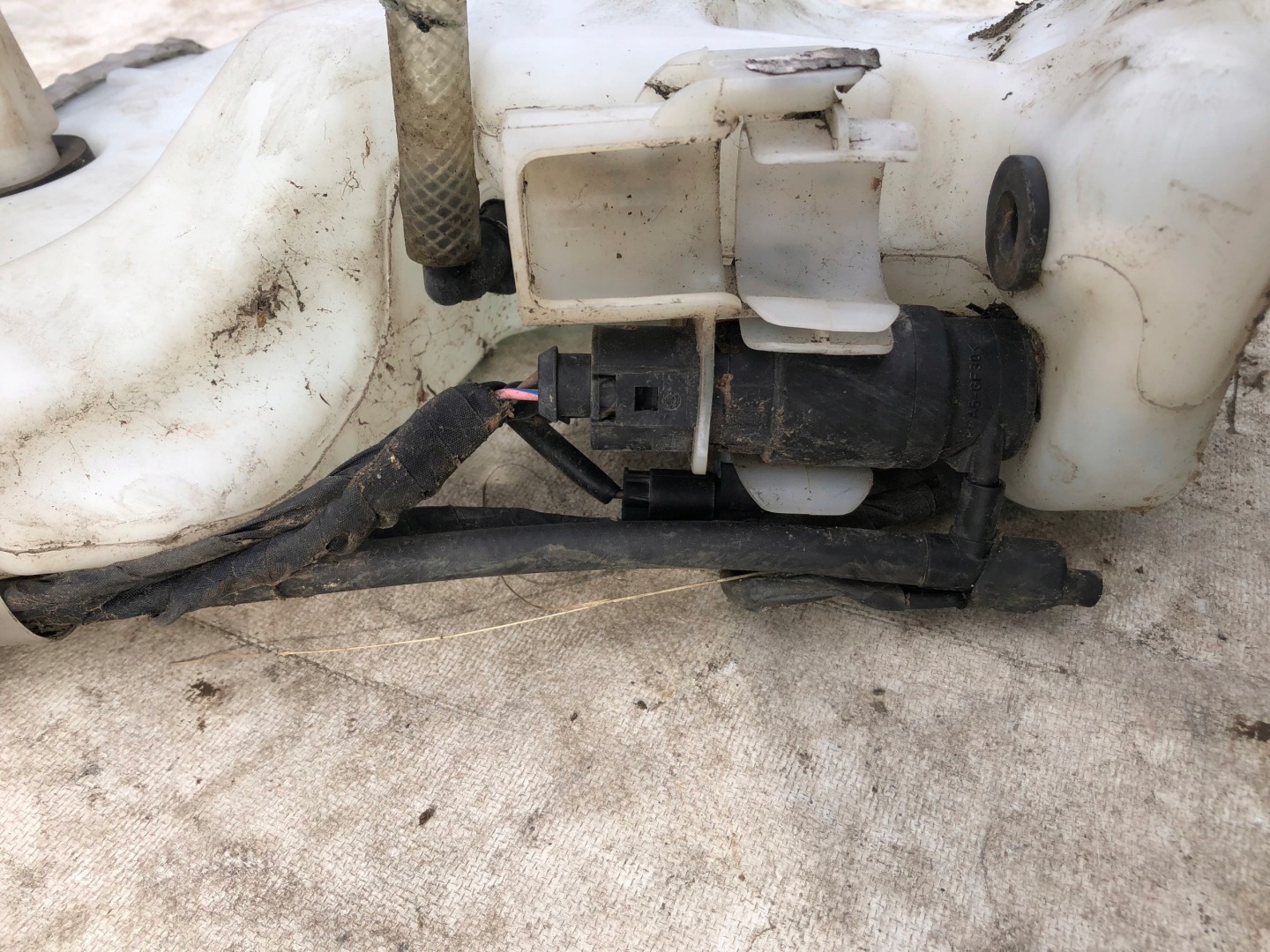 washer fluid tank MERCEDES W211 21186060