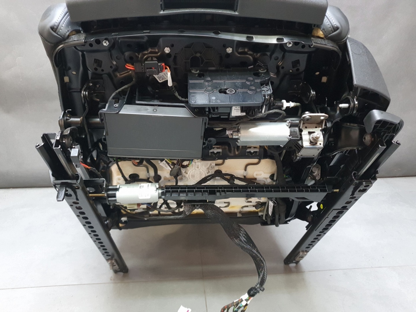 Audi SQ6 e-tron sedačka šoférov ľavý bez airbagu koža elektrický 5WA861105Q