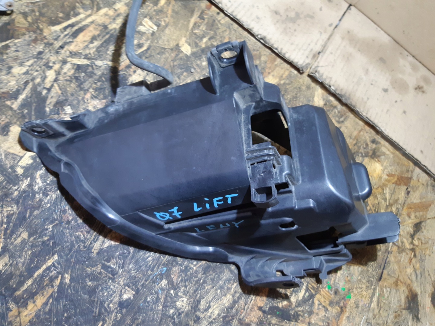 AUDI Q7 4L LIFT holder guard support bracket lights left front 89339697