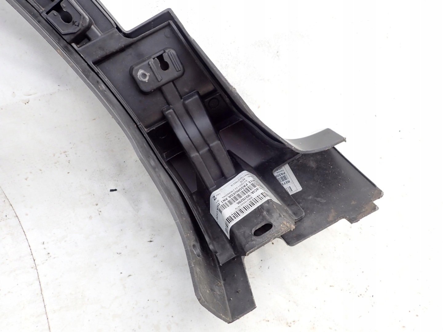 FORD KUGA II TITANIUM 12- moulding right front PDC