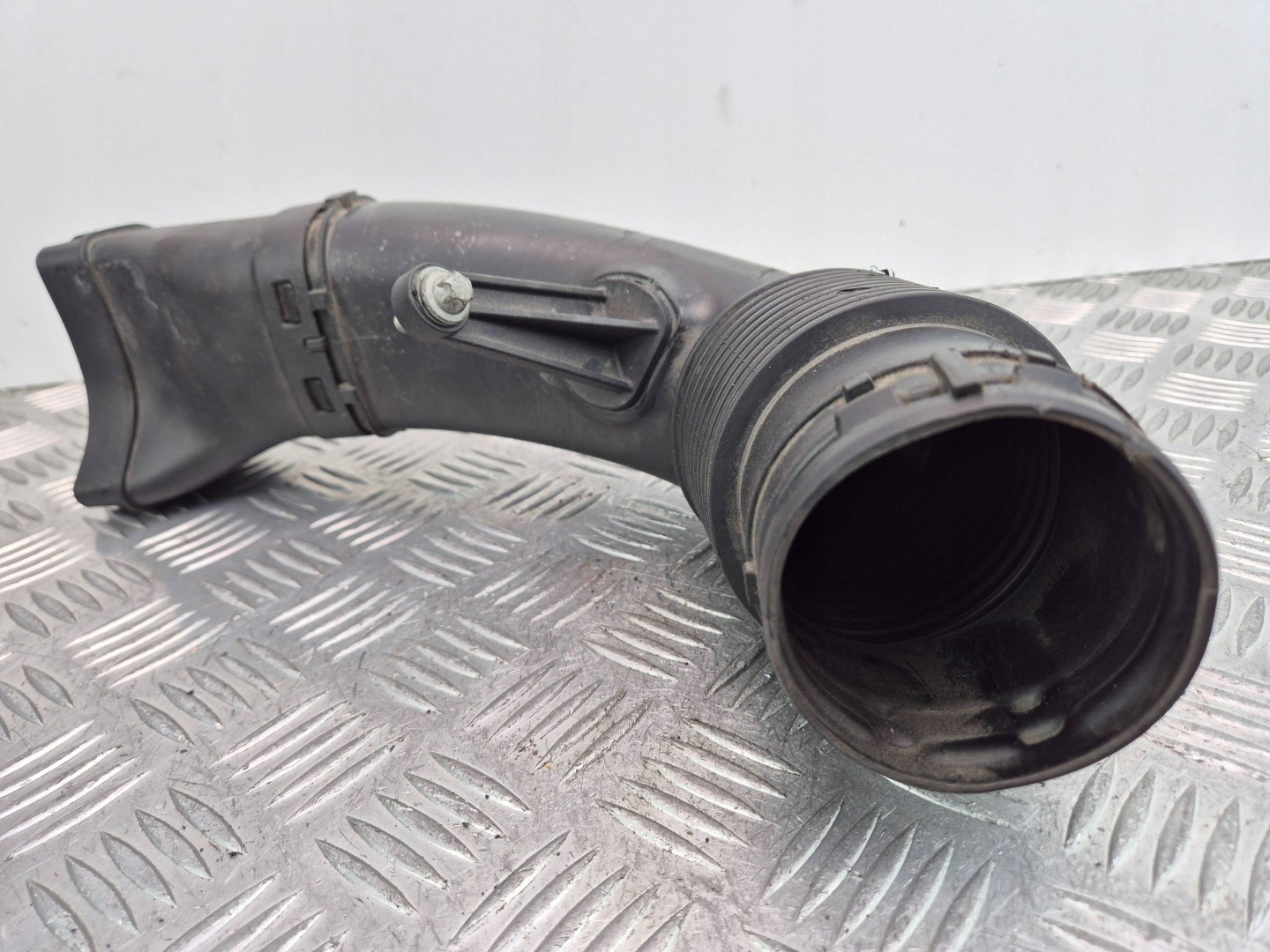 Mercedes E250 CGI W212 pipe hose dolotowy air A2740900882