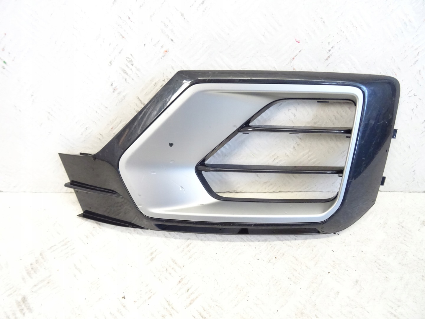 grid of a bumper front front left AUDI Q2 81A807681G