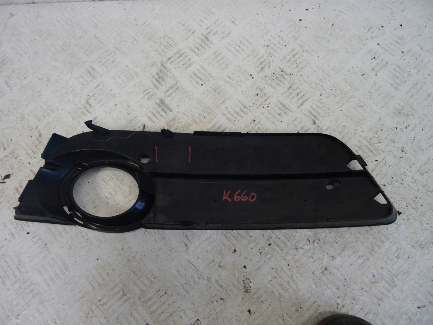 grid of a bumper front front right AUDI A5 8T 8T0807682