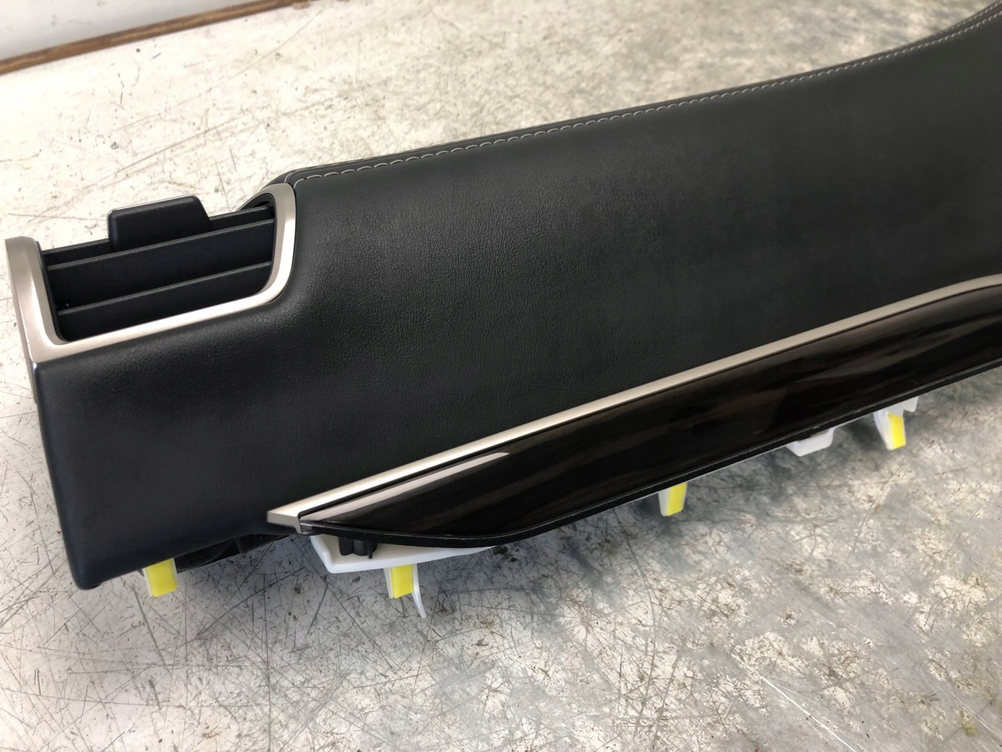 grid air conditioning devices right LEXUS NX300 55462-78010