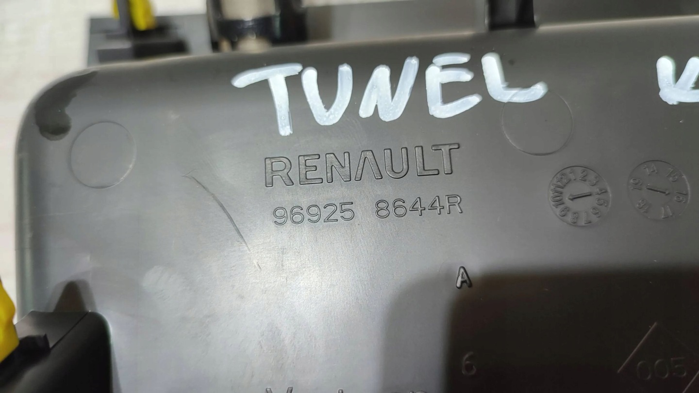 Renault Kadjar 17r 1.5dci Tunel mitte Handschuhfach