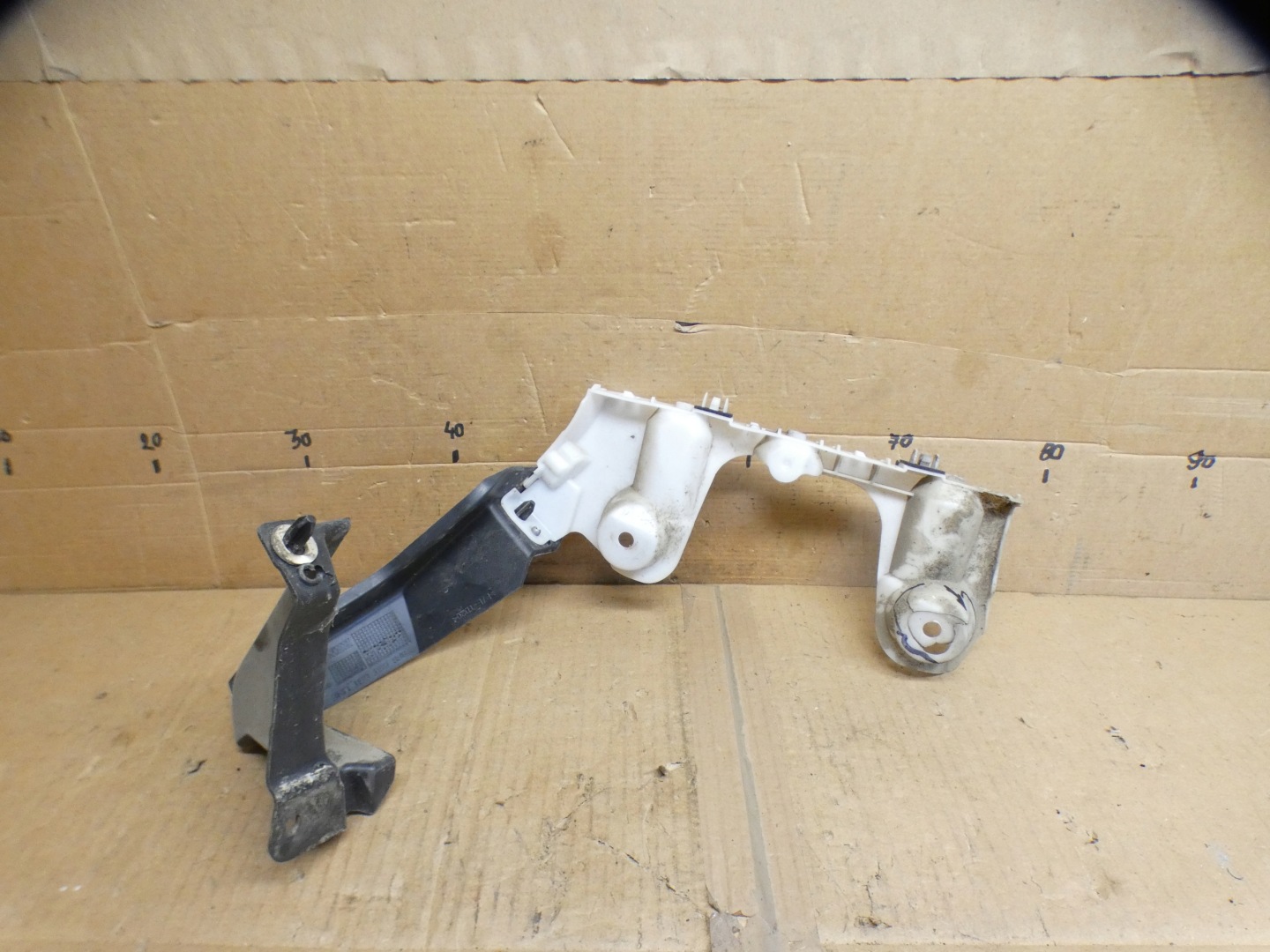 Renault Megane IV HB bumper bracket left rear part 850459774R