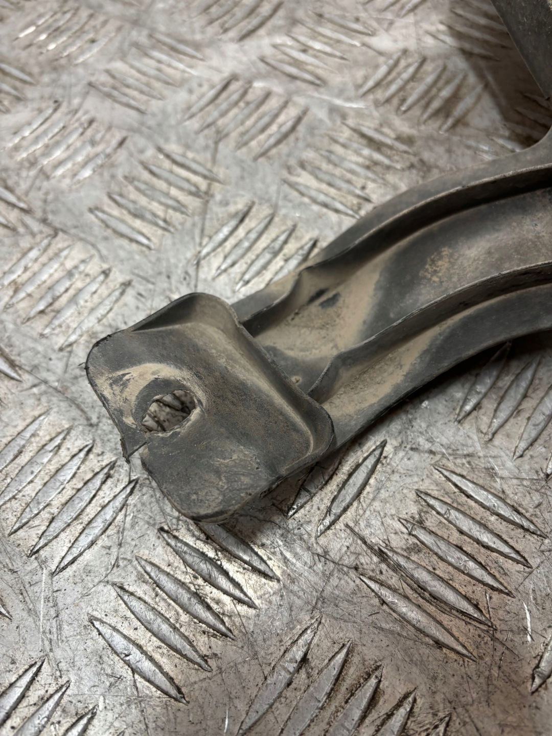 mudguard front front left OPEL ASTRA J IV 13432426