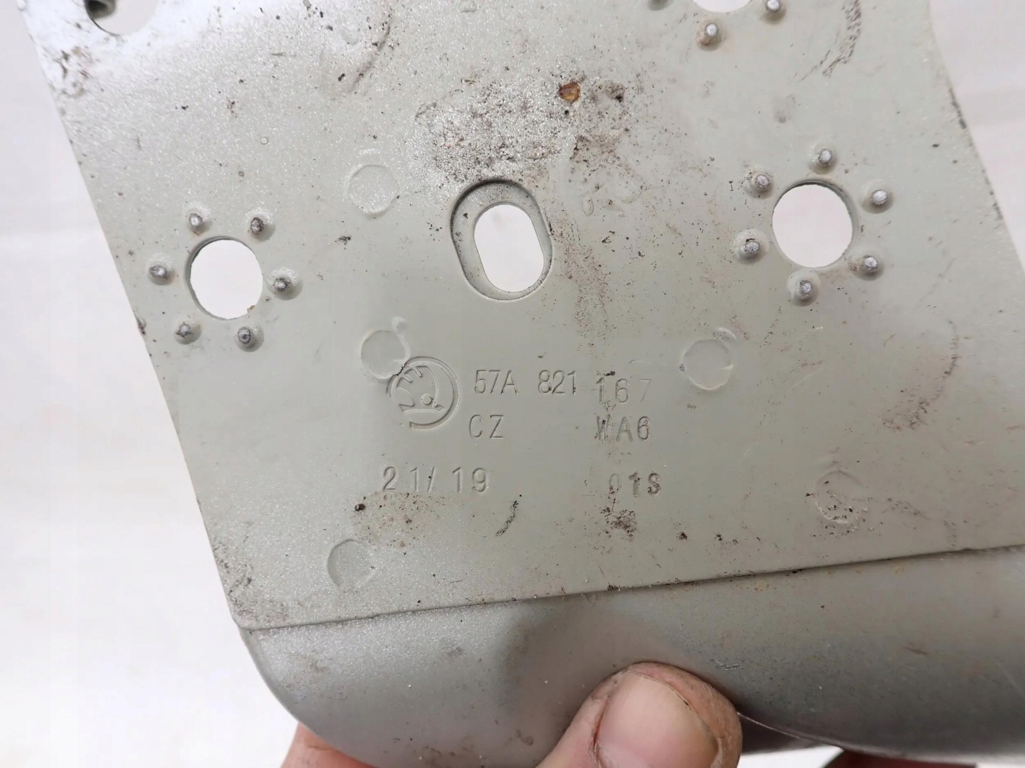 SKODA KAROQ 17- holder BLOTNIA front left