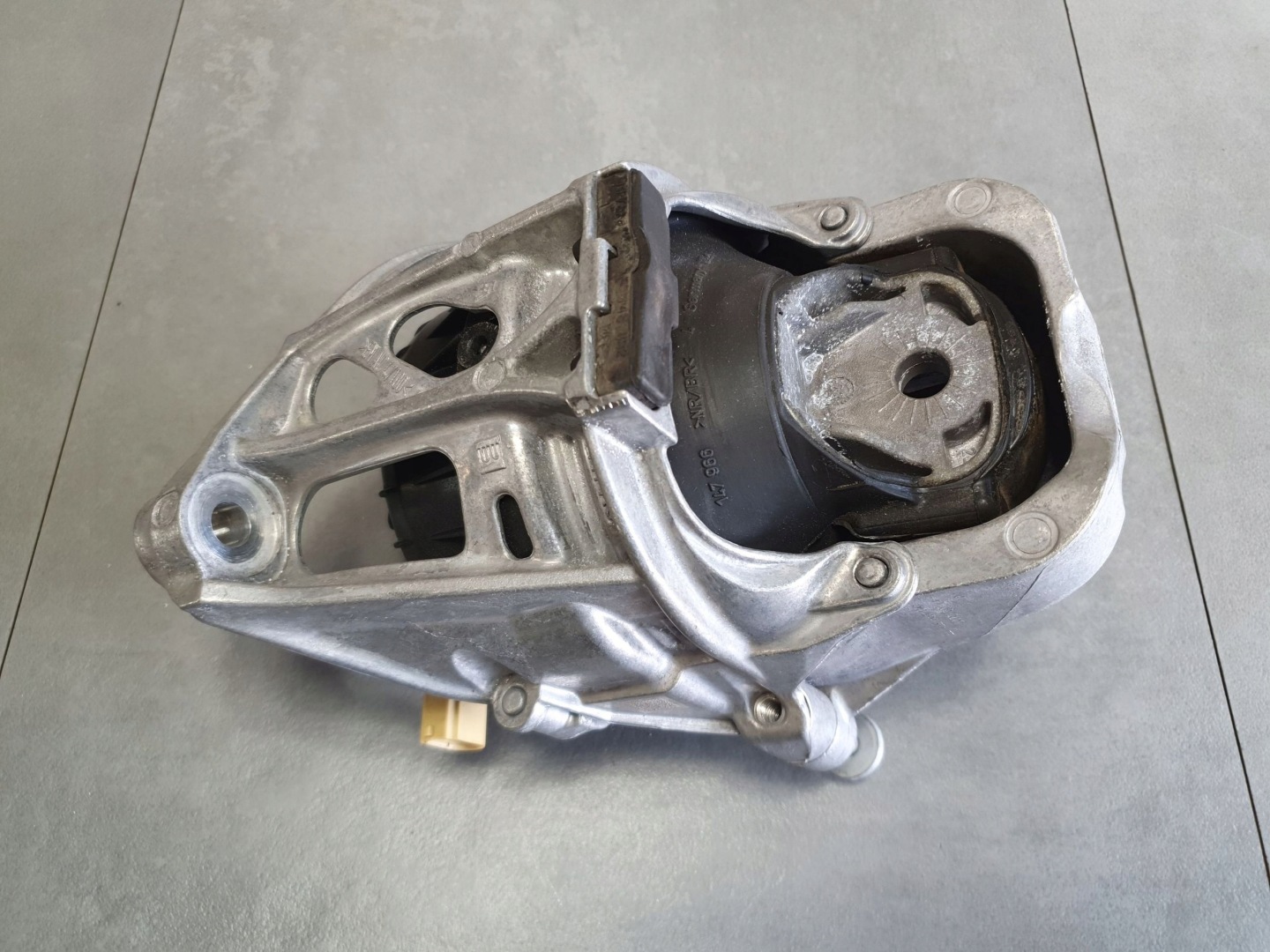 Audi Q8 holder engine mount 4M0199371FF