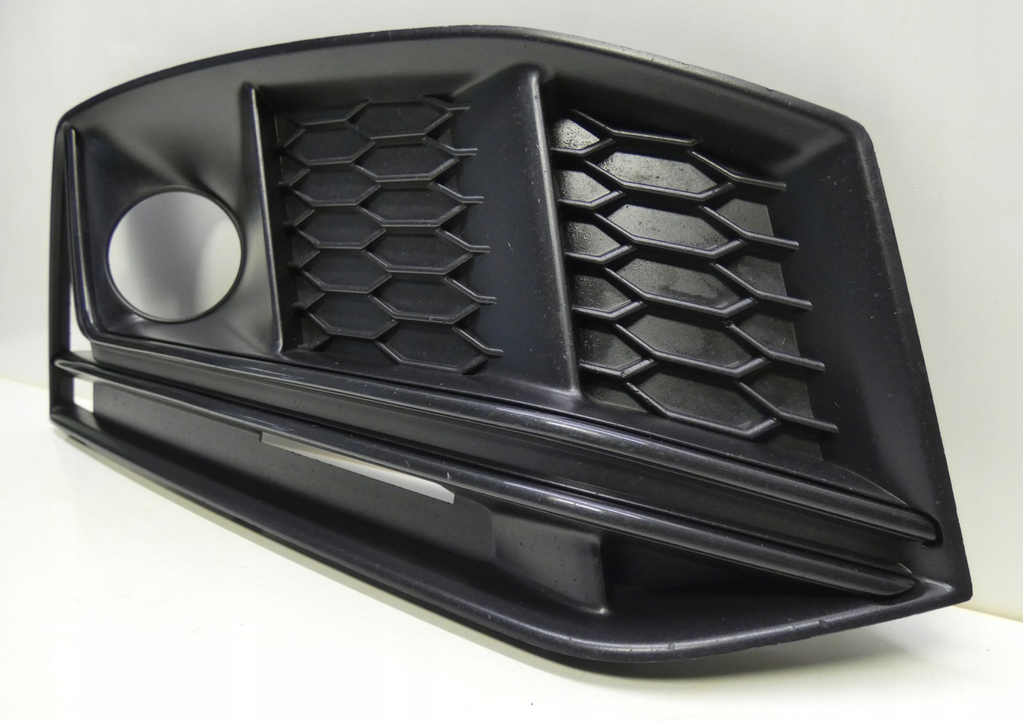 AUDI A4 B9 S-LINE 8W0807682G 2015-2019 right grid of a bumper front