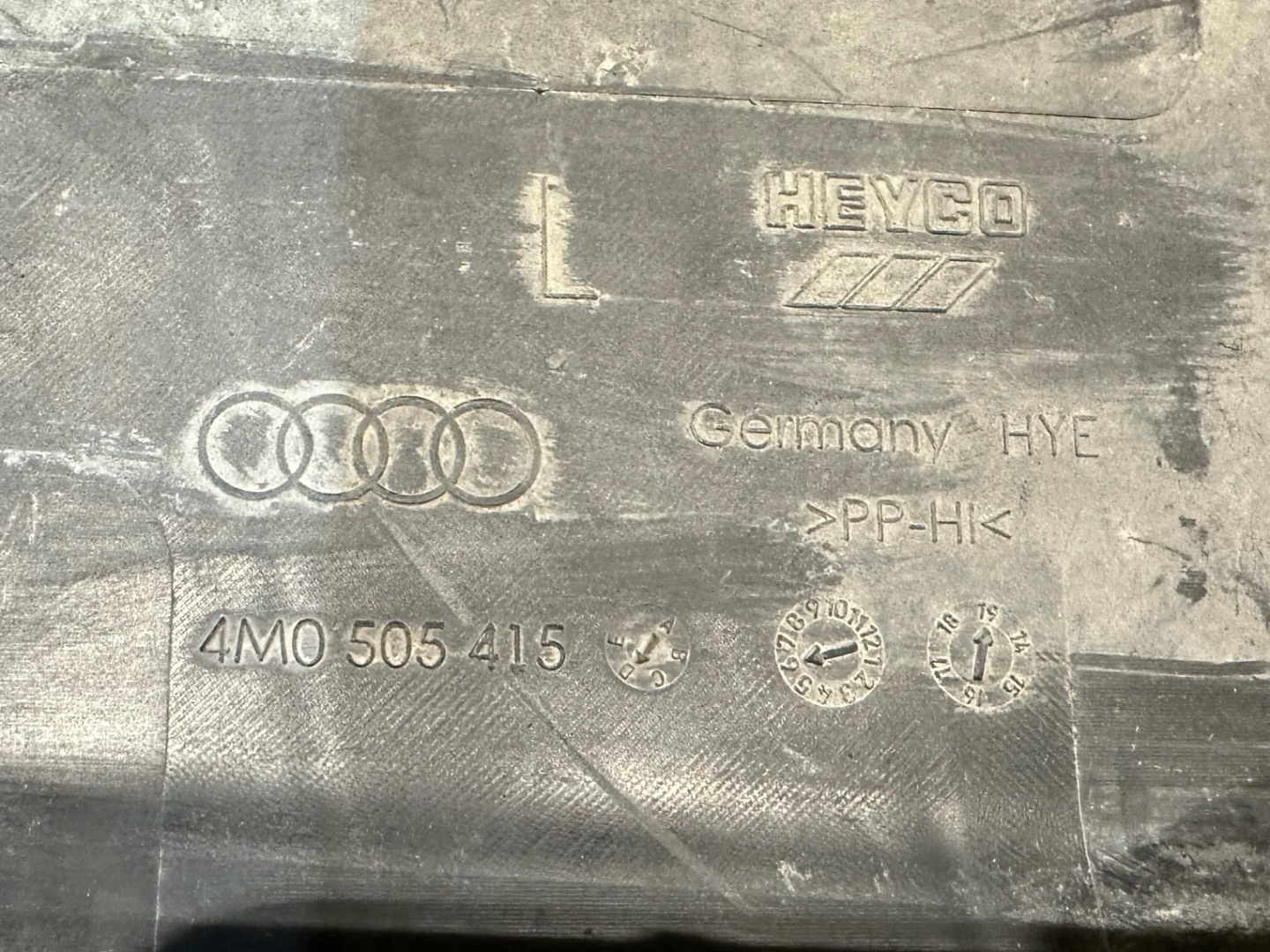 LAMBORGHINI URUS Blende Abdeckung des Querlenkers LH 4M0505415