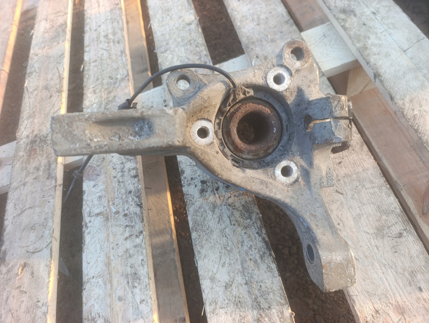 otoč z čepu levý předek Opel Vectra C 6698L