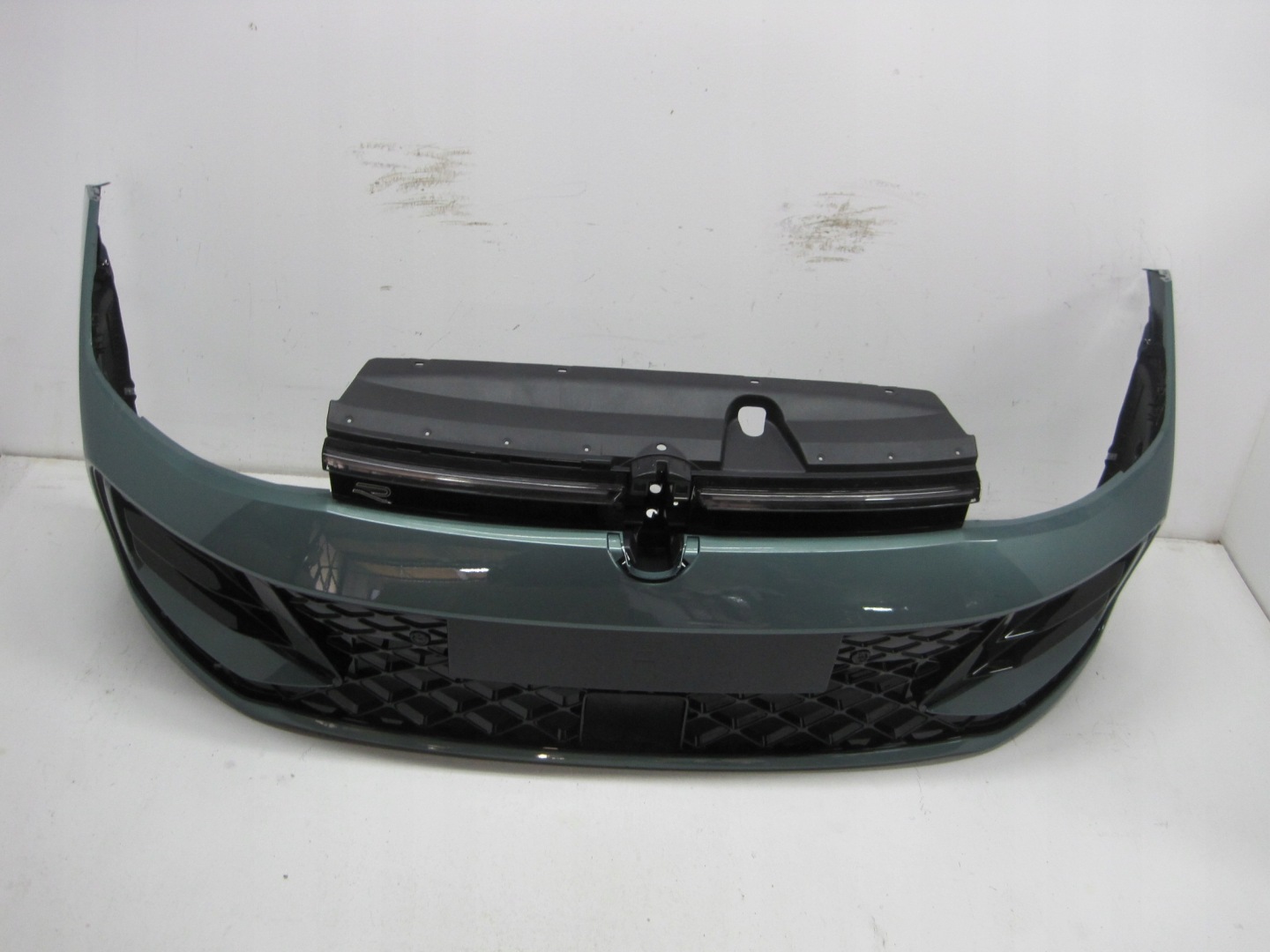 bumper VW PASSAT B9 3J0 R-LINE LED below 6 PDC below RADAR front front