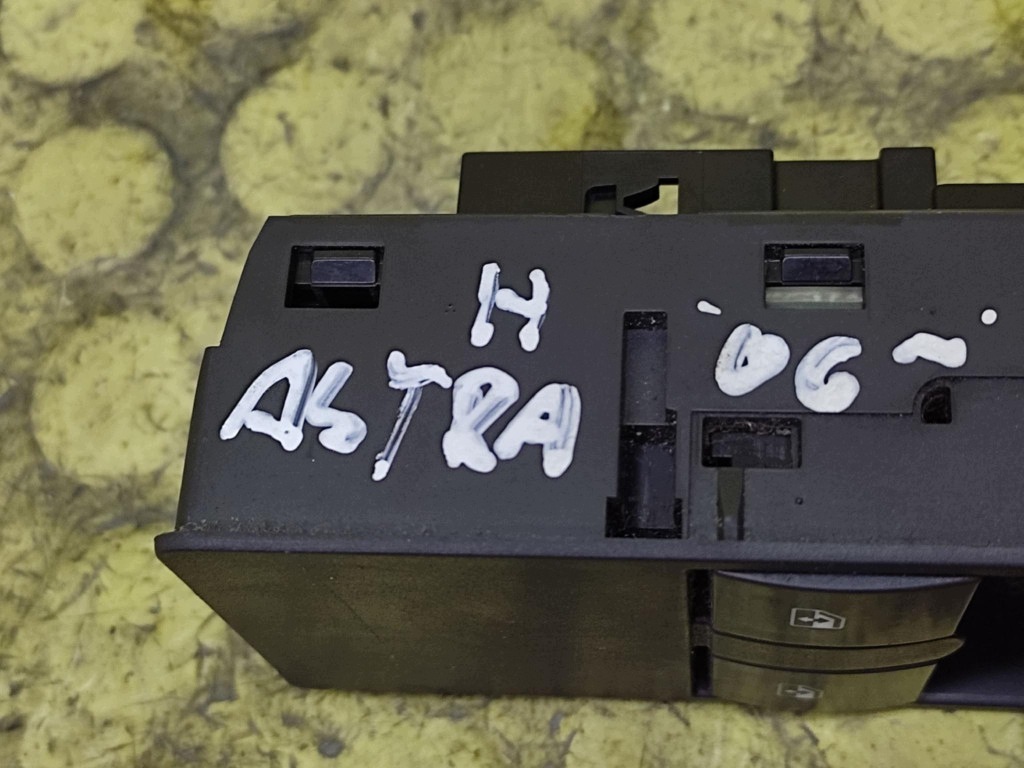 OPEL ASTRA H window control switch 13228706