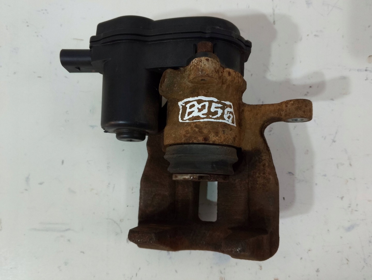 Audi A4 S4 B8 8K caliper rear left 32335478F (B256)