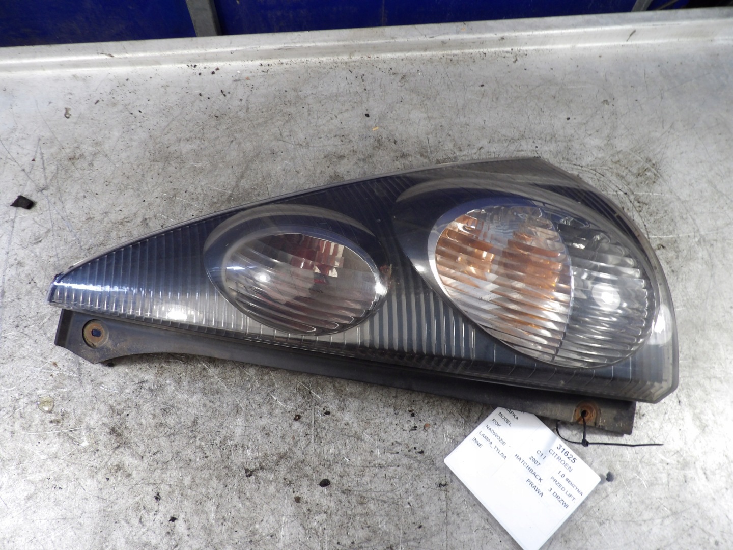 Citroen C1 and light rear right