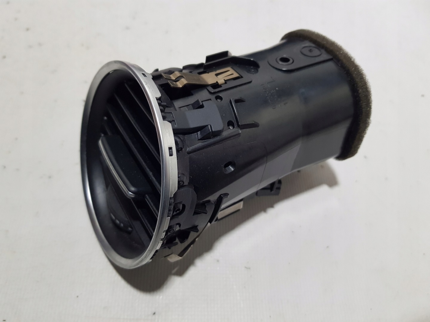 MERCEDES W204 LIFT grid air conditioning devices left A2048306754