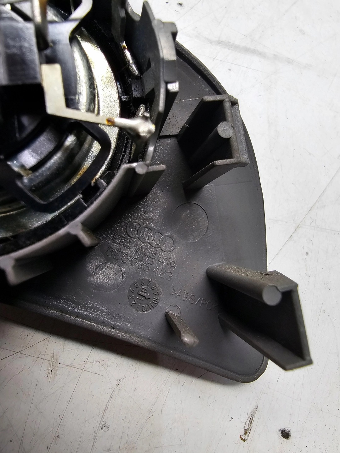 krycí repráku dveře levý předek AUDI A4 B7 8E0035423