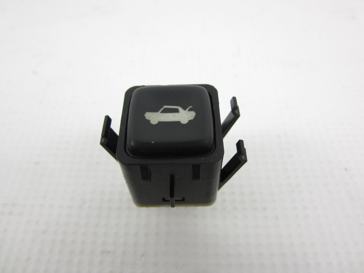 BOUTON POUR L’OUVERTURE ARRIÈRE DU CAPOT CORVETTE C6