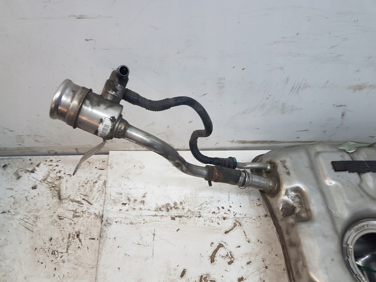 BMW G30 530E tank