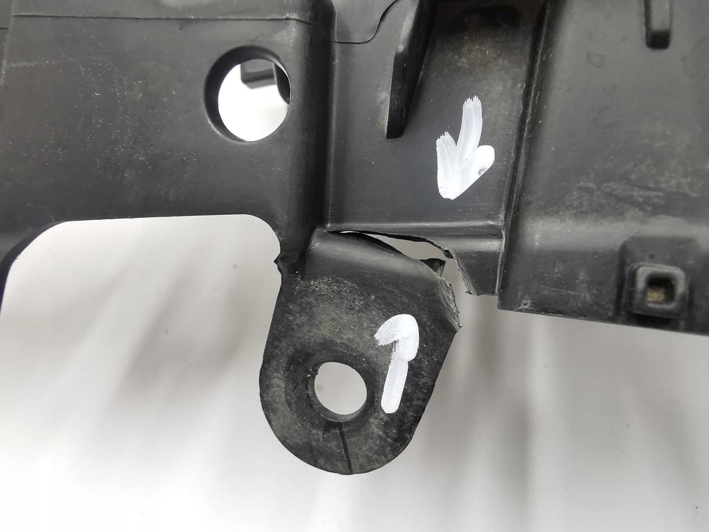 wall support front of a bumper GRILLA TOYOTA COROLLA E21 / 53114-02530