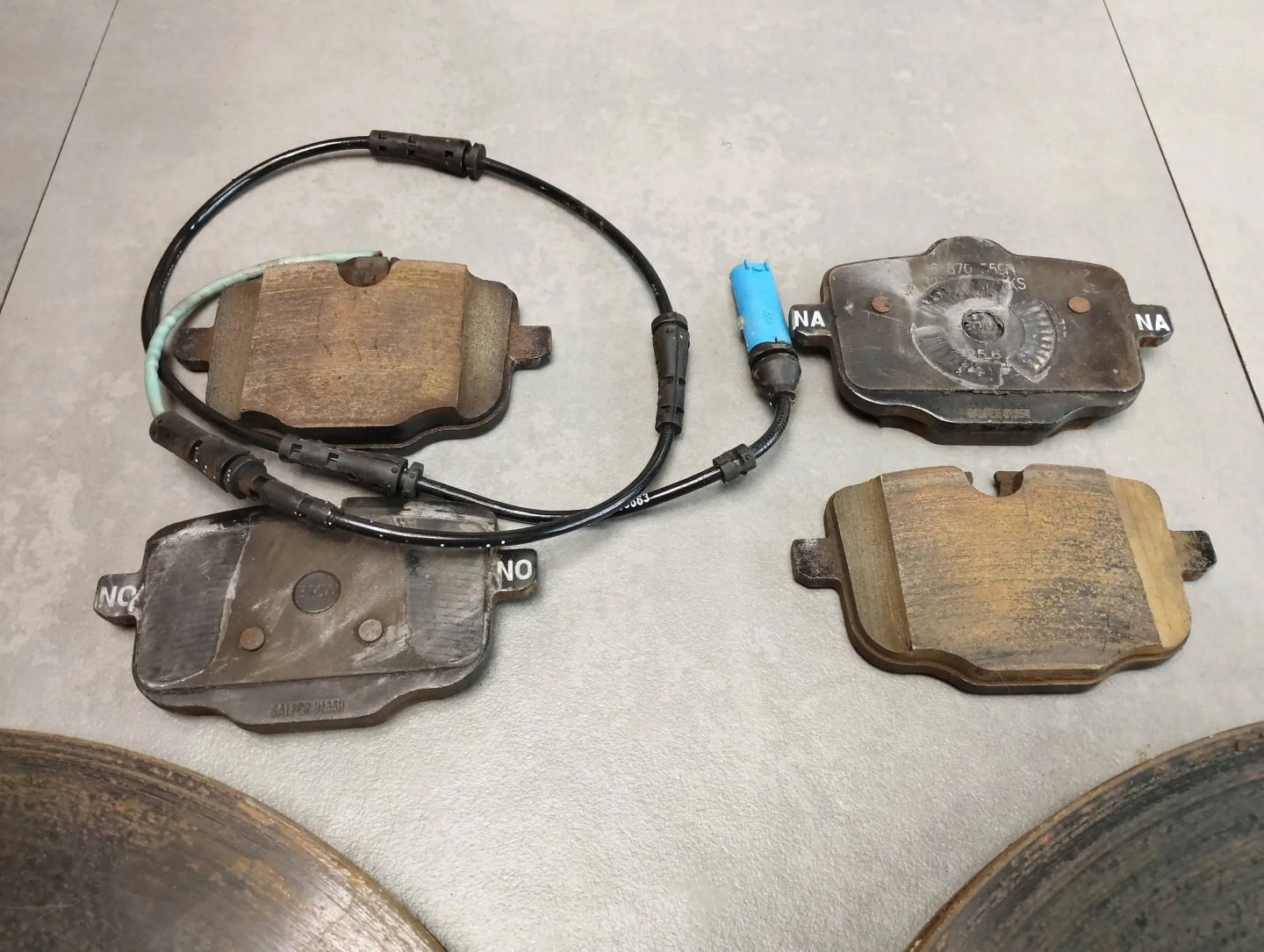 BMW 7 G11 kotuče plotýnky záď 2SZT 6860925