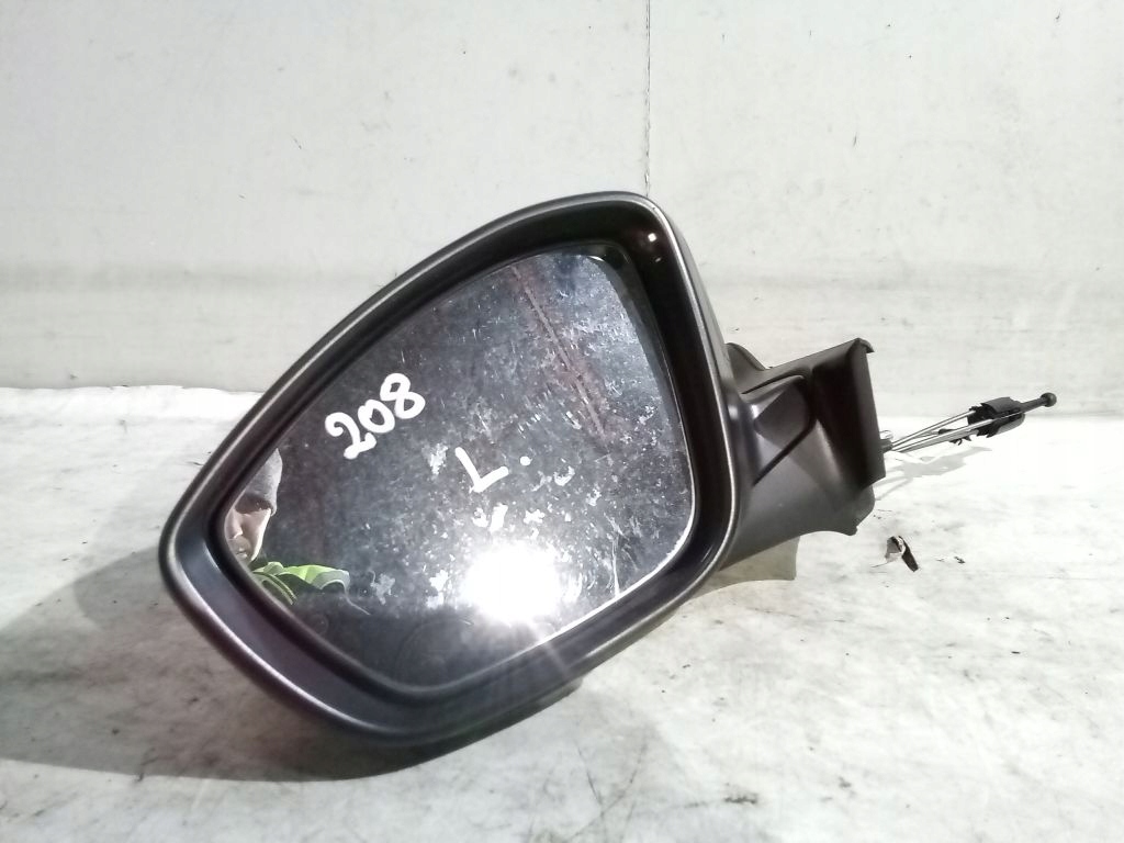 Peugeot 208 and mirror left manually