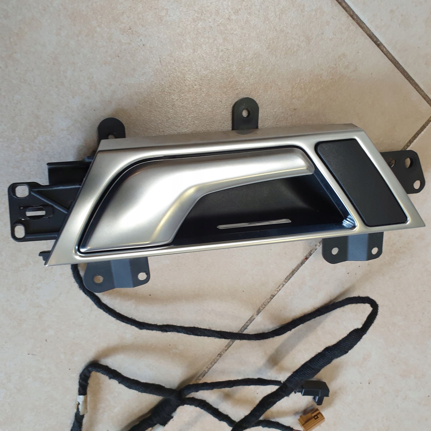 handle inner PODSWIETLANA LED right rear part AUDI A6 C6 4F OE