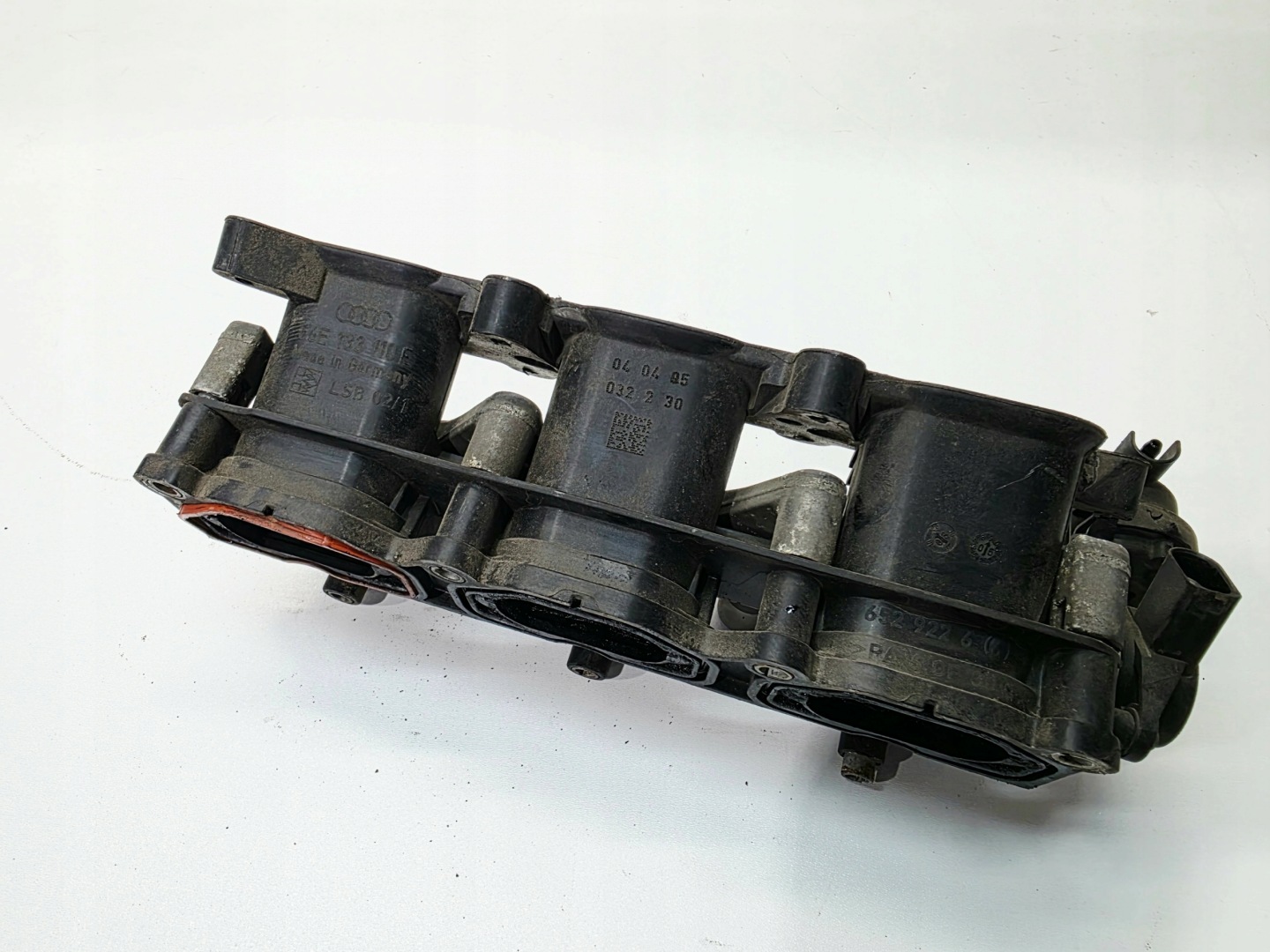intake manifold right AUDI A4 B7 A6 C6 3.2 FSI 06E133110E