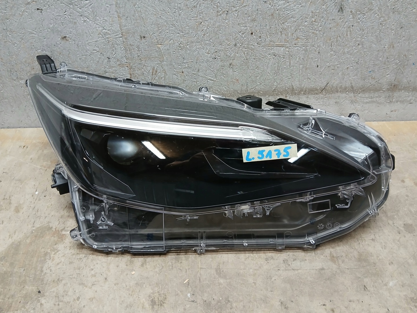 light front right TOYOTA YARIS CROSS lens LED 0D-310