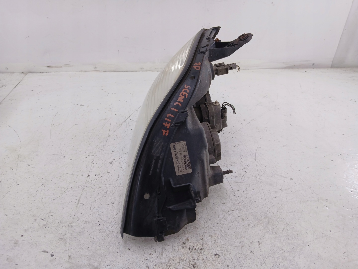 RENAULT SCENIC and LIFT light right front