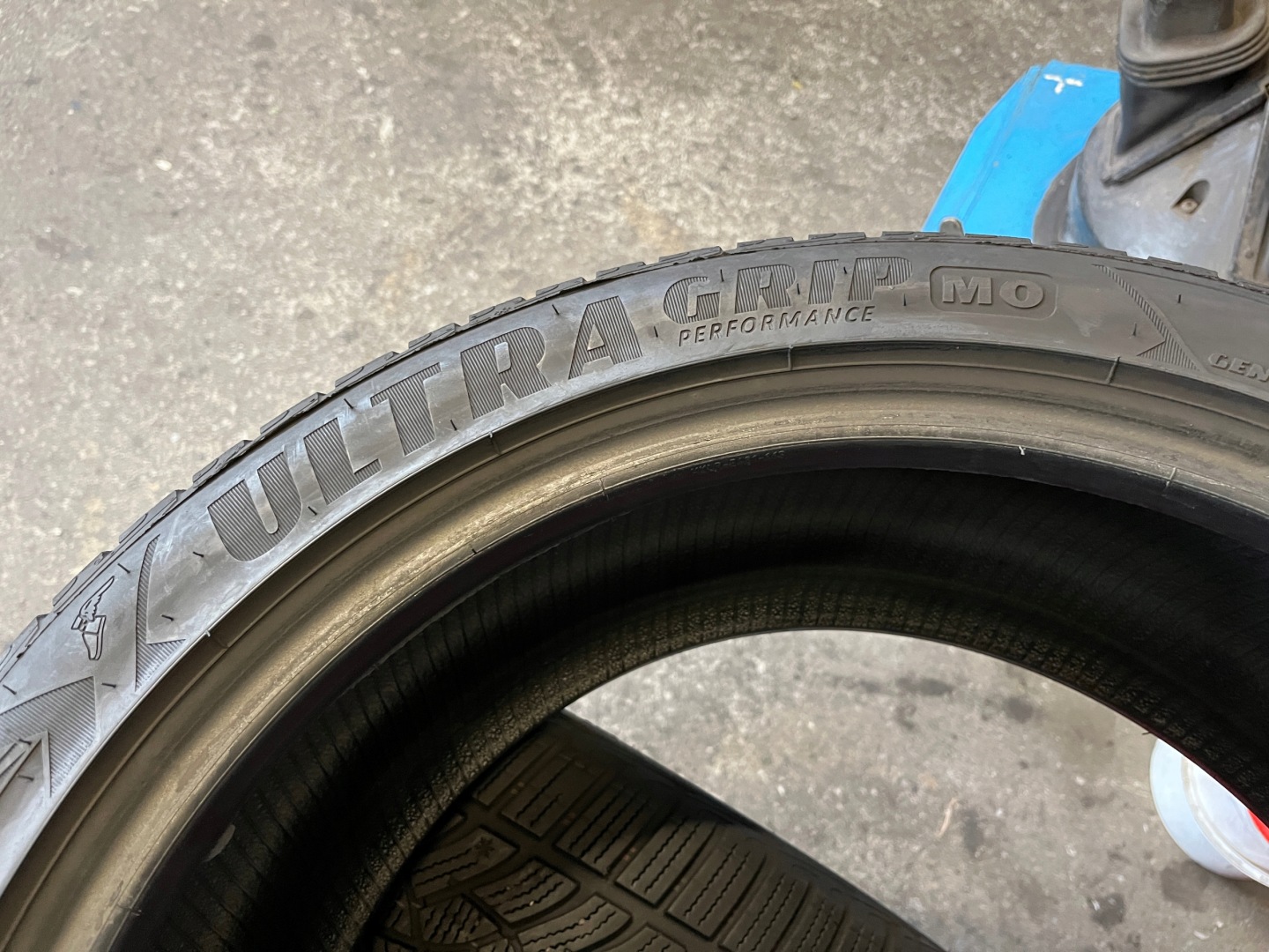 2 tyres winter 225/45R18 Goodyear UltraGrip Performance 6,5mm