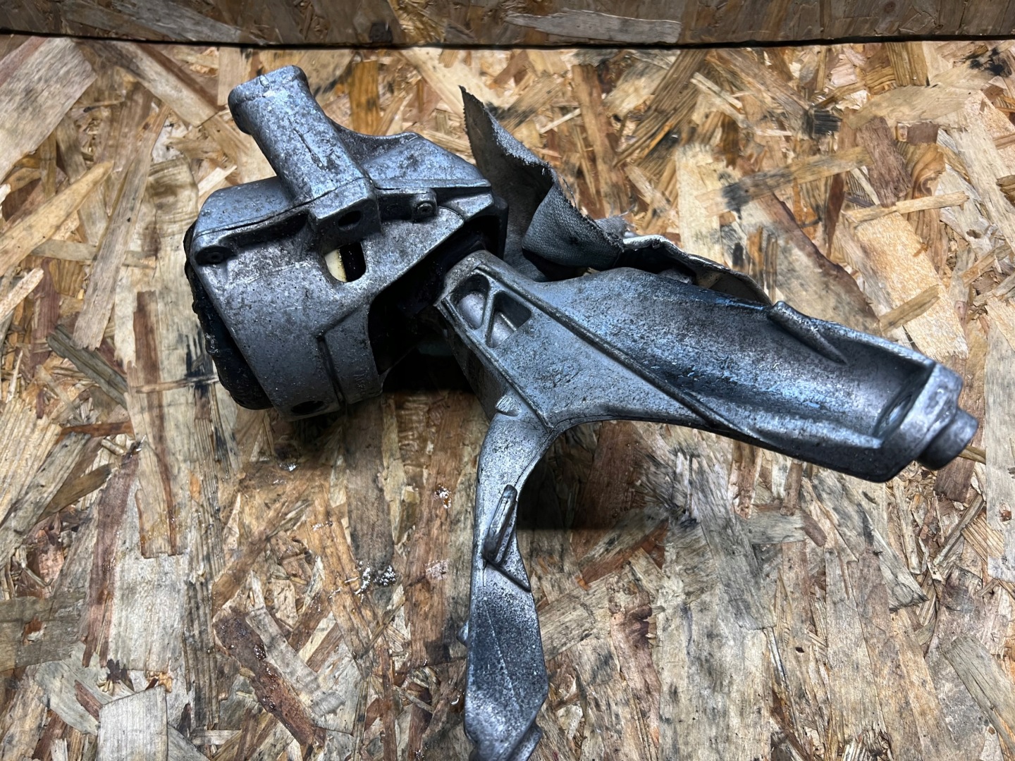 AUDI A4 B8 8K 2.0 TDI holder engine mount 8K0199308BE