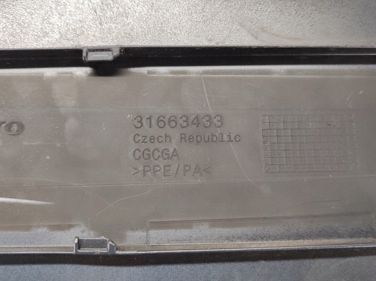 KLAPKA GNIAZDA LADOWANIA VOLVO S60 V60 Farbe 723
