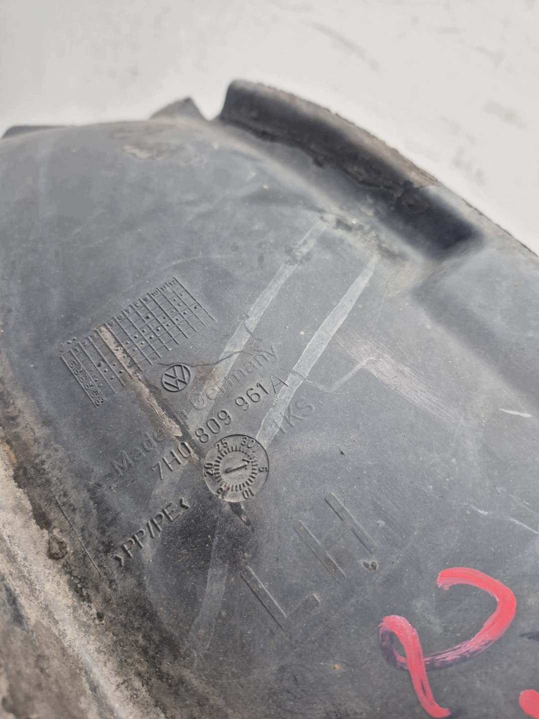 VW T5 7H0 mudguard left front front 7H0809961A
