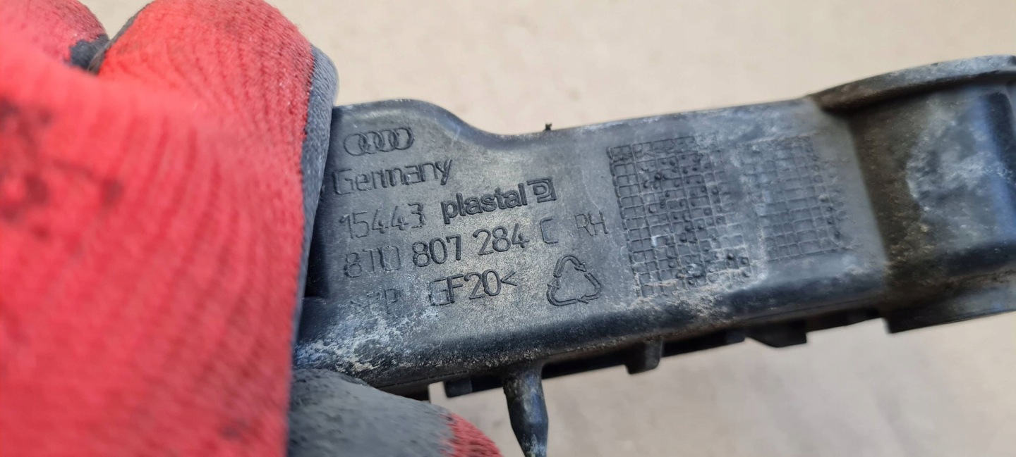 A5 8T LIFT S5 support holder bracket of a bumper right front 8T0807284C
