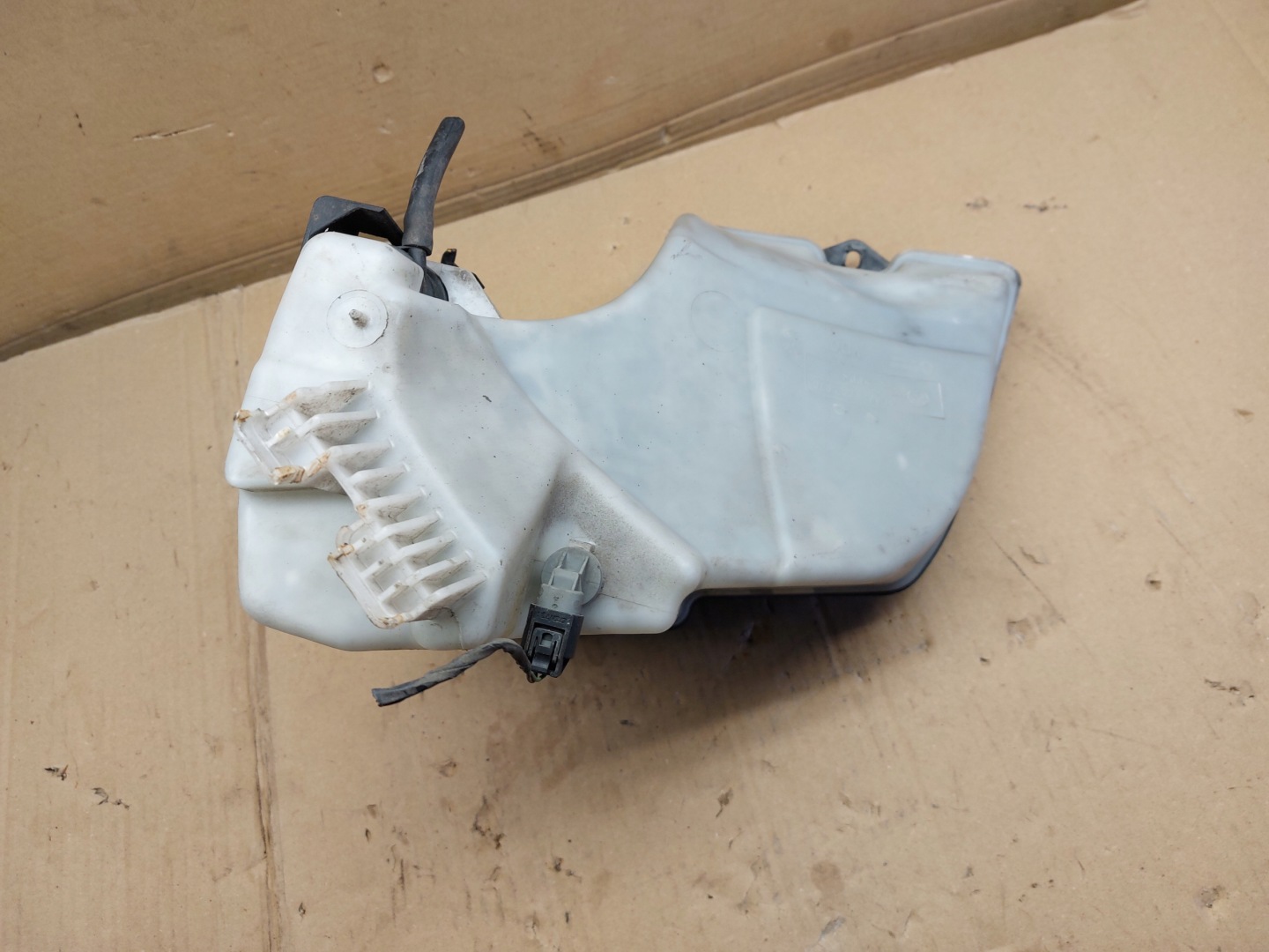 BMW E Z4 E85 07r washer fluid tank 7007970