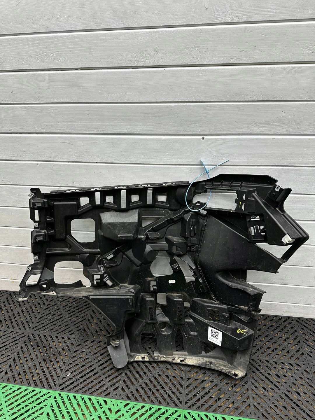 bumper bracket of the front front BMW iX 20 9879666
