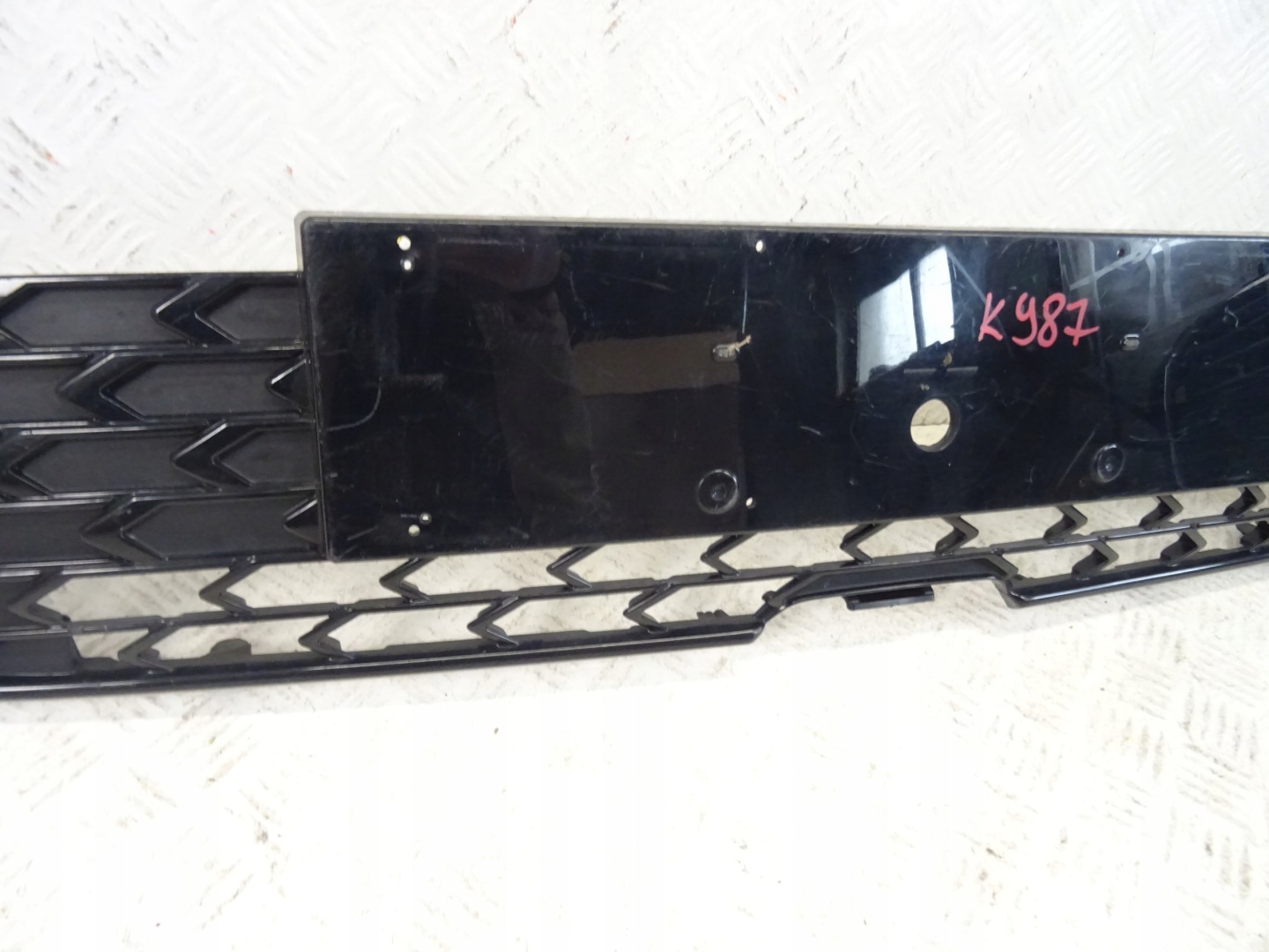 grid of a bumper front central TOYOTA COROLLA E21 LIFT 53102-02650