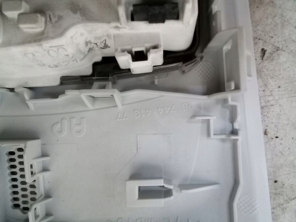 Peugeot 208 e oswietlenie cabina 9674441377