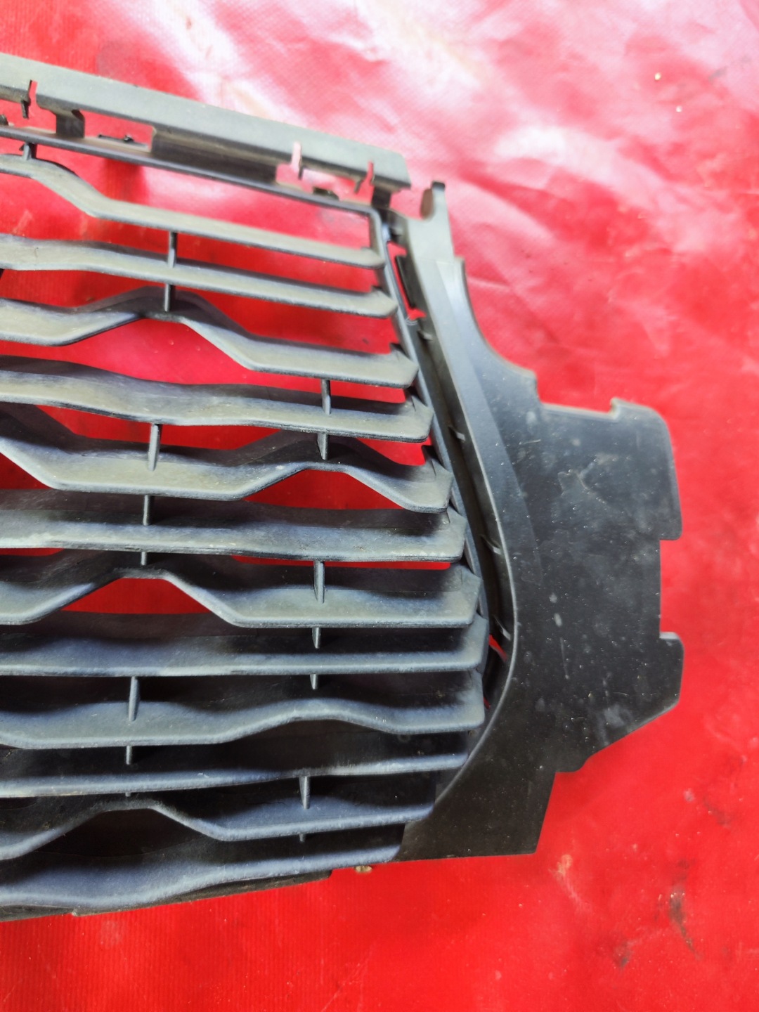 grid of a bumper central front DUSTER II original dacia 622545490r