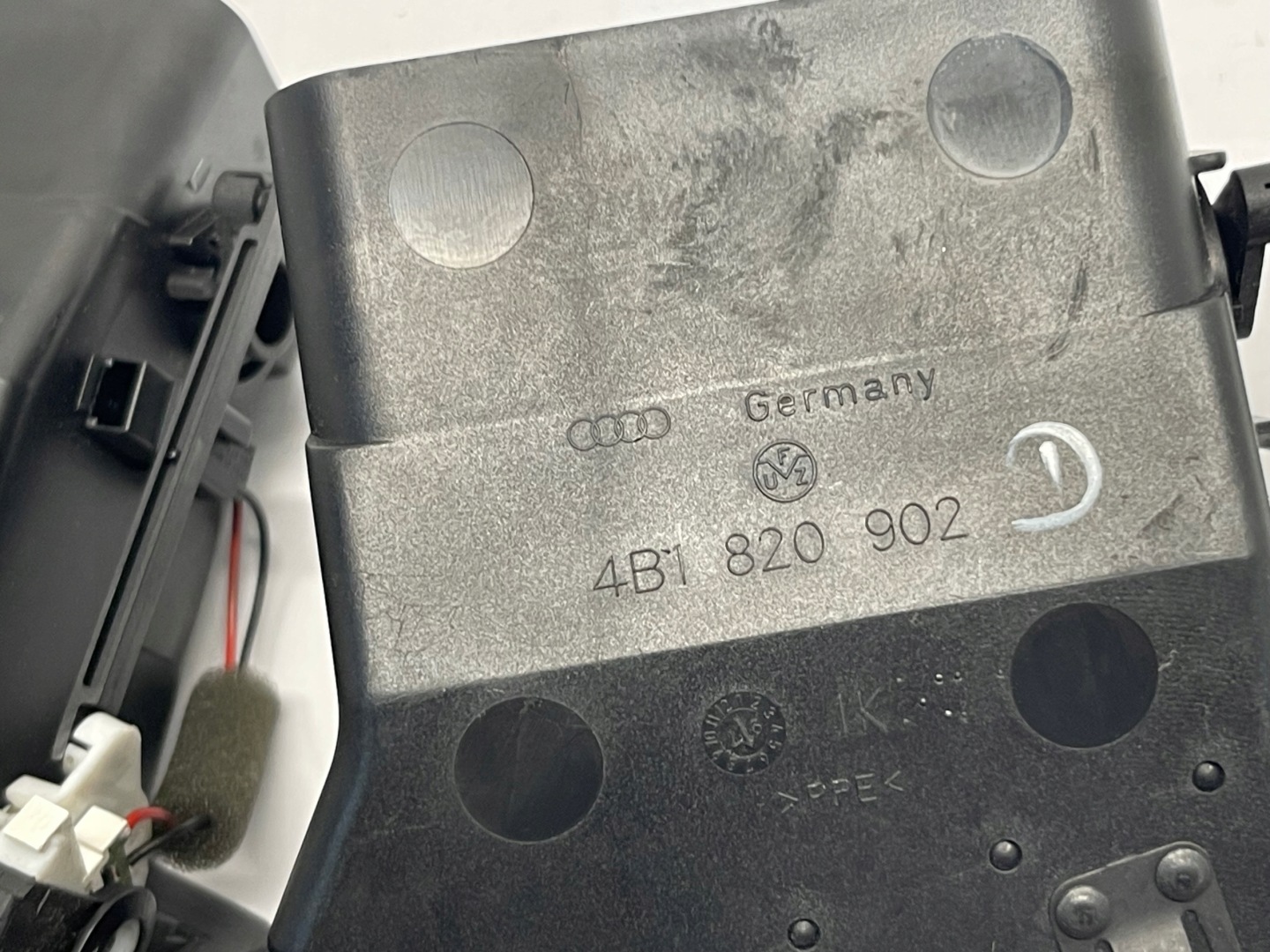 Audi OE 4B1820901 4B1820902