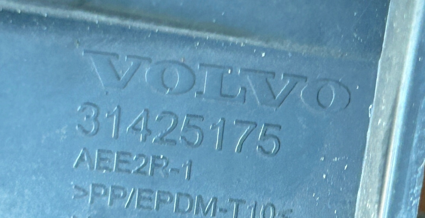 grid central of a bumper front VOLVO XC60 II 31425175