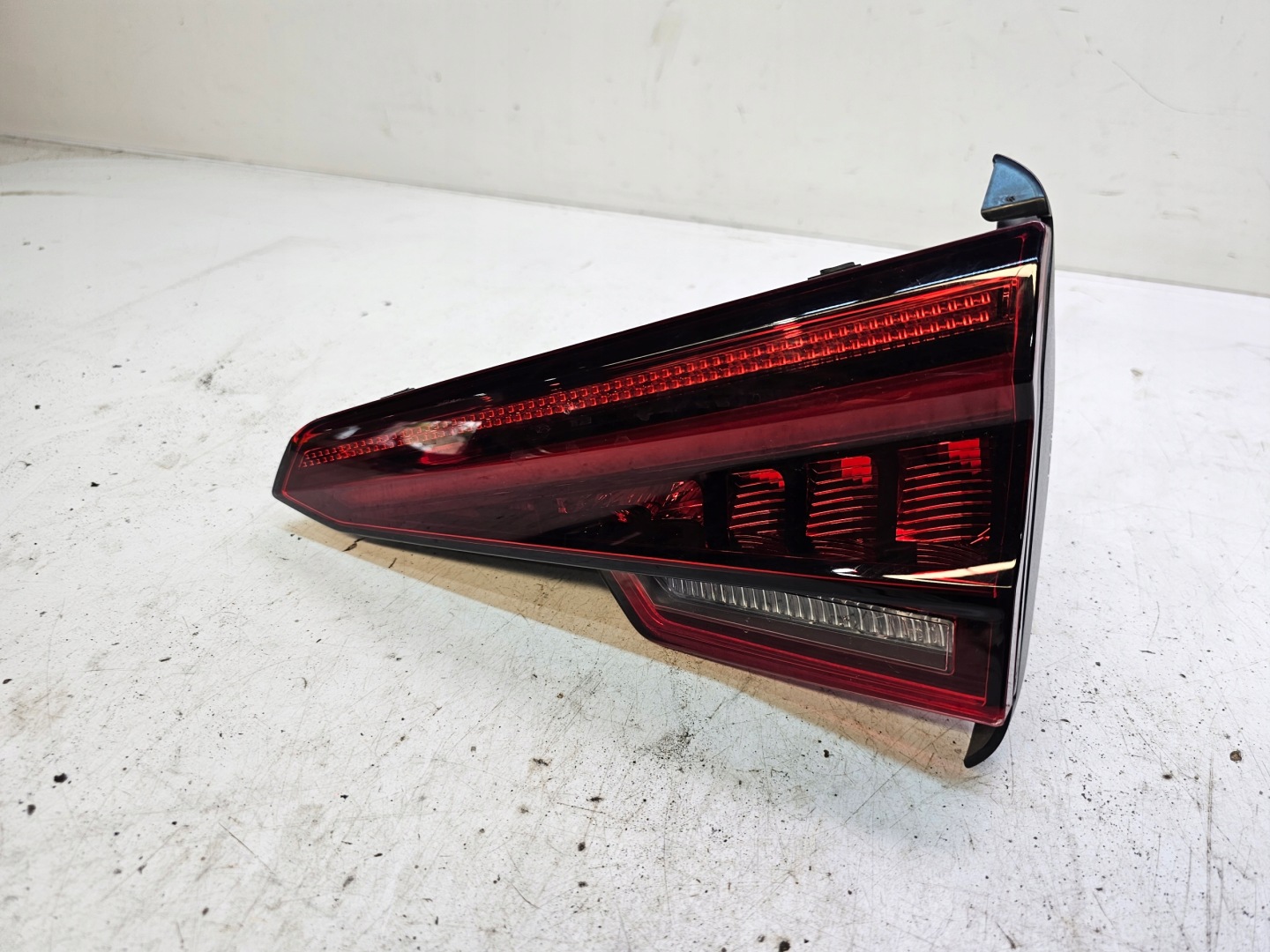 light right rear part to the bonnet LED MATRIX AUDI A4 B9 8W5945094H