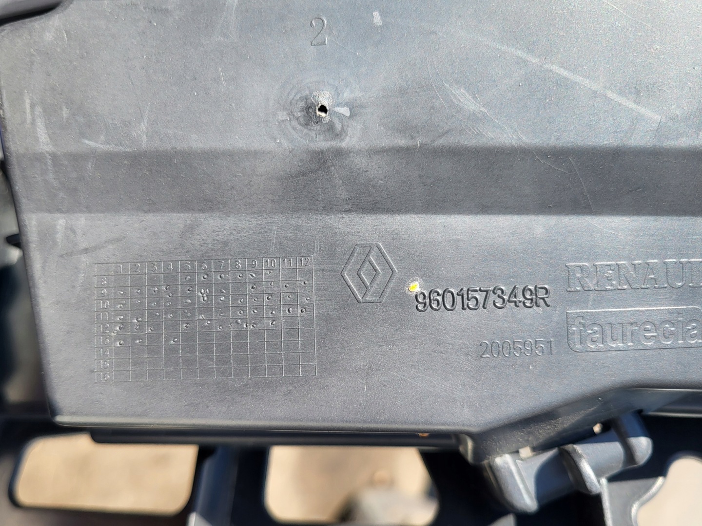pillar upper of a bumper grille front support RENAULT CLIO 3 III LIFT OE