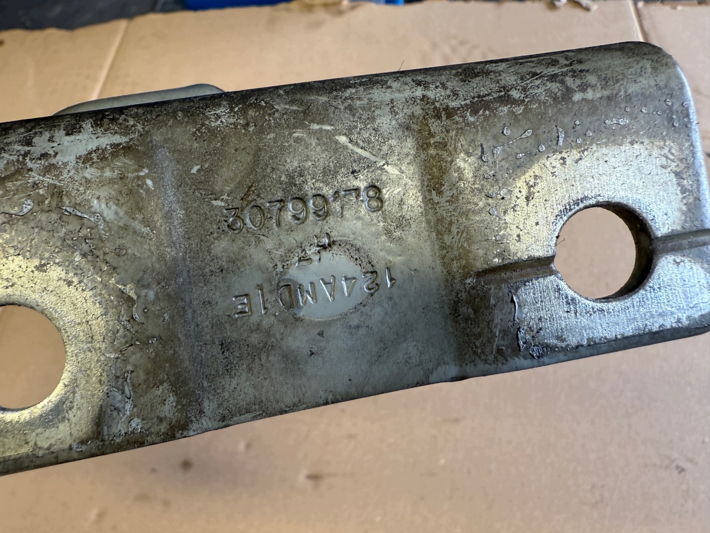 VOLVO V60 S60 II hinge bonnets left 30799178