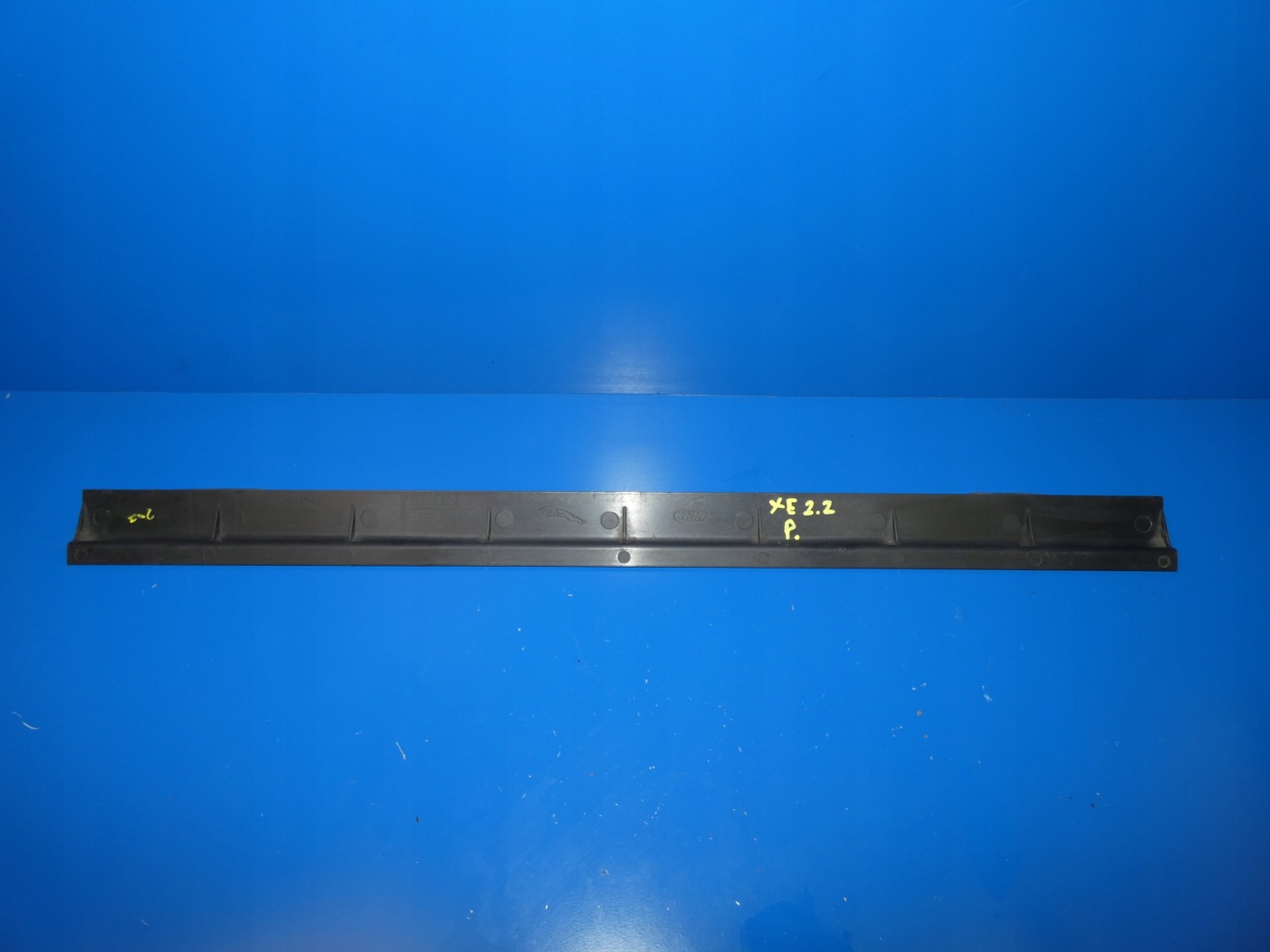 JAGUAR XE X760 moulding below radiator front