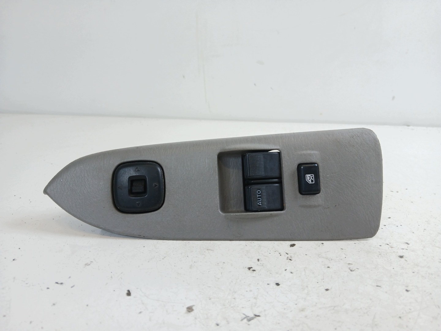 MAZDA 323F BA PANEL okna levý předek BL4D66350