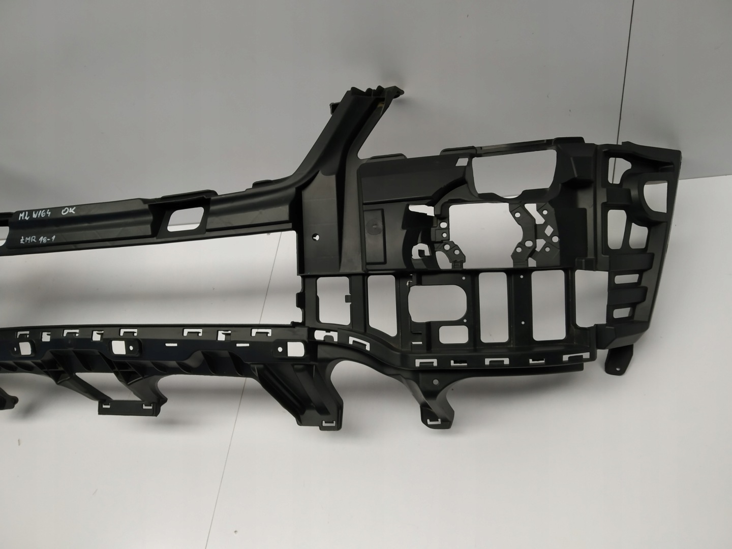 2005-2008R MERCEDES ML W164 TRAVERSE INSERT SUPPORT PARE CHOC AVANT